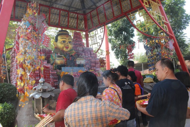 ปชช.แห่ส่องเลข! ในอ่างน้ำมนต์ฤๅษีเณร