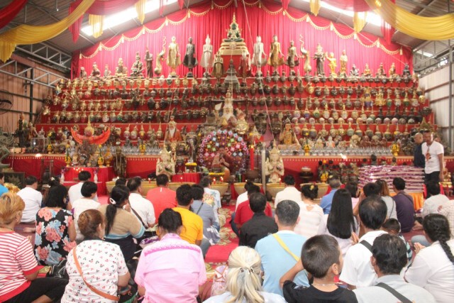 ปชช.แห่ส่องเลข! ในอ่างน้ำมนต์ฤๅษีเณร