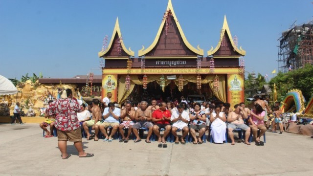 ปชช.แห่ส่องเลข! ในอ่างน้ำมนต์ฤๅษีเณร