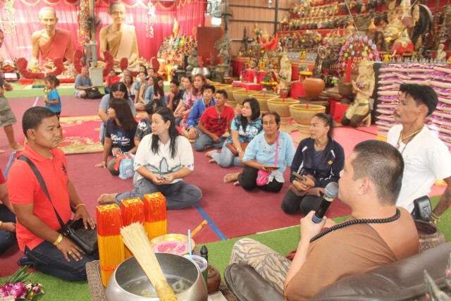ปชช.แห่ส่องเลข! ในอ่างน้ำมนต์ฤๅษีเณร