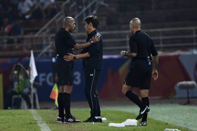 แฟนบอลไทย สุดเดือด!! รุมจวกเปาโอมาน เป่าจุดโทษให้ซาอุฯ คว้าชัยเหนือช้างศึก