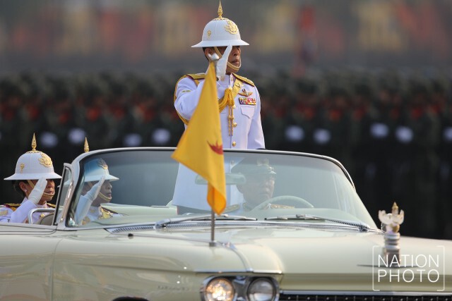 พระบาทสมเด็จพระเจ้าอยู่หัว เสด็จพระราชดำเนินในการพิธีสวนสนามถวายสัตย์ปฏิญาณของทหาร-ตํารวจ