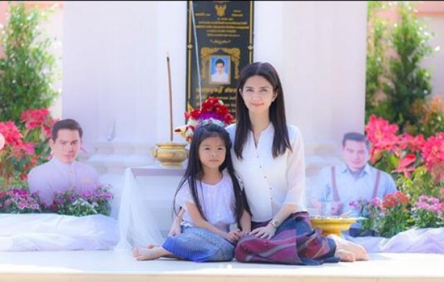 เปิดภาพ งานทำบุญครบรอบ 4 ปี พ่อปอ น้องมะลิ ร่ำไห้โผกอด แม่โบว์