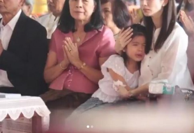 เปิดภาพ งานทำบุญครบรอบ 4 ปี พ่อปอ น้องมะลิ ร่ำไห้โผกอด แม่โบว์