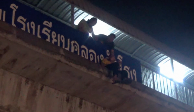 "หนุ่มเครียด" แฟนเก่าตามรังควานดื่มเหล้าย้อมใจจะกระโดดสะพานลอย