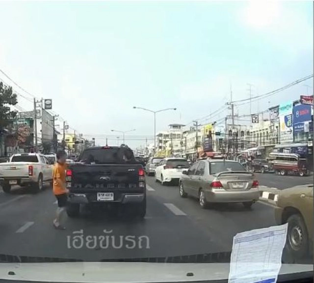 เเห่ชื่นชม! หนุ่มนั่งหลังกระบะช่วยเหลือ "คนตาบอด" ข้ามถนน