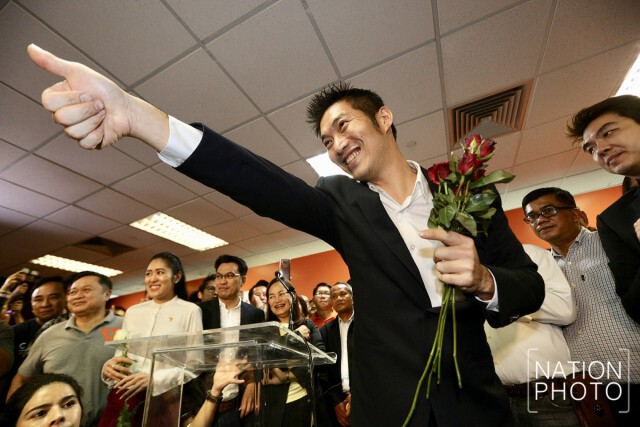 "ธนาธร" แถลงขอบคุณทุกกำลังใจ พร้อมย้ำเดินหน้าทำงานการเมืองอย่างสร้างสรรค์