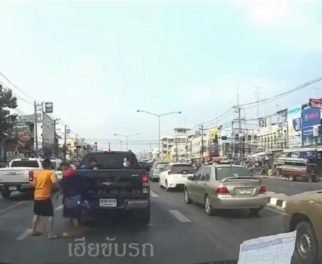 เเห่ชื่นชม! หนุ่มนั่งหลังกระบะช่วยเหลือ "คนตาบอด" ข้ามถนน