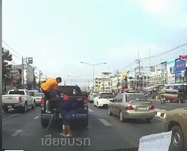 เเห่ชื่นชม! หนุ่มนั่งหลังกระบะช่วยเหลือ "คนตาบอด" ข้ามถนน