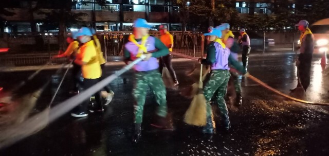 ทหารลุยล้างถนนทั่วกรุงลดฝุ่นPM2.5