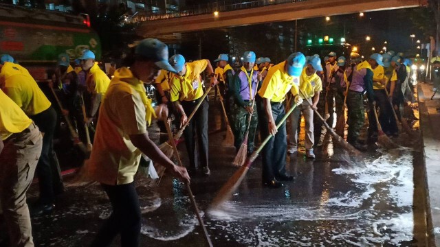 ทหารลุยล้างถนนทั่วกรุงลดฝุ่นPM2.5