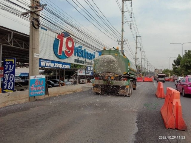 ทางหลวงชนบทฉีดพรมน้ำพื้นที่ก่อสร้างรับมือ PM 2.5