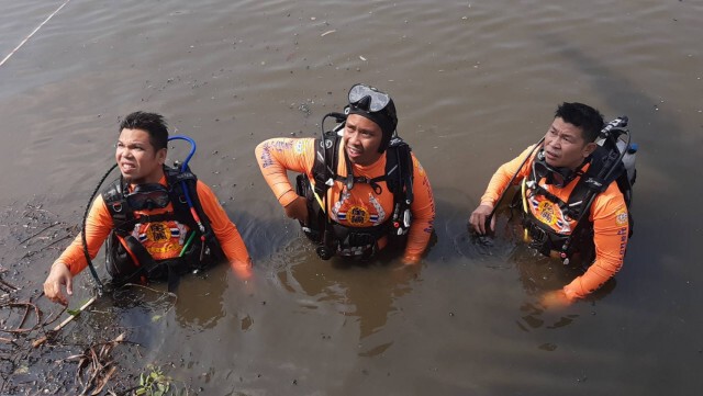ชุดประดาน้ำพบวัตถุคล้ายหีบเหล็กใต้น้ำ