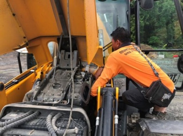 ทางหลวงชนบทฉีดพรมน้ำพื้นที่ก่อสร้างรับมือ PM 2.5
