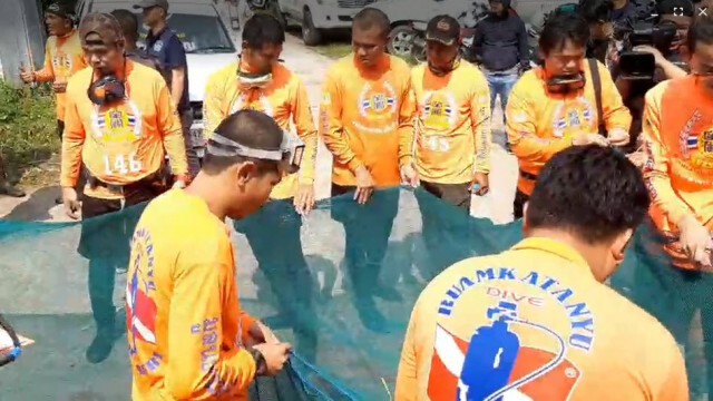 ชุดประดาน้ำพบวัตถุคล้ายหีบเหล็กใต้น้ำ