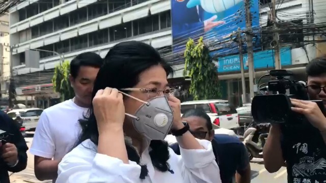 "สุดารัตน์" เดินเท้าแจกหน้ากาก N95 ซัด รัฐบาลไม่ใส่ใจสุขภาพประชาชน