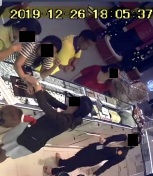 วงจรปิดเปิดภาพสำคัญ "ผอ.กอล์ฟ-ภรรยา" มาร้านทองก่อนก่อเหตุ