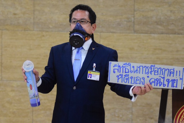 "จิรายุ" ซัด "ธนกร" ปม "หญิงหน่อย" แจกหน้ากากกันฝุ่นจิ๋ว