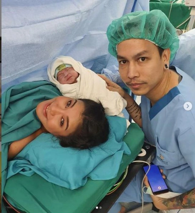 คุณเเม่ป้ายเเดง "ชมพู่ ก่อนบ่าย" คลอดลูกชายคนแรกเเล้ว