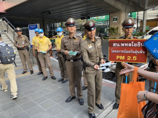 ตำรวจพหลโยธิน ห่วงสุขภาพ แจกหน้ากากอนามัย