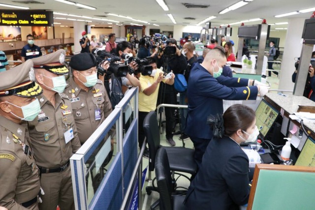 ตม.สนามบิน ลุยฉีดยาฆ่าเชื้อทั่วด่าน มั่นใจ!! ลดความเสี่ยง "โคโรน่า"