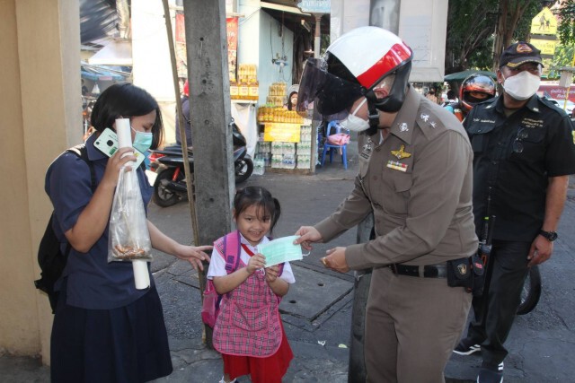 ตำรวจบางรัก แจกหน้ากากป้องกันฝุ่น-ให้ความรู้ "ไวรัสโคโรน่า"