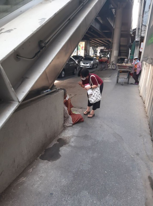 ชาวเน็ต เเห่ชื่นชม! หญิงสาวยื่นหน้ากากอนามัยให้คุณยาย พร้อมสอนวิธีใช้