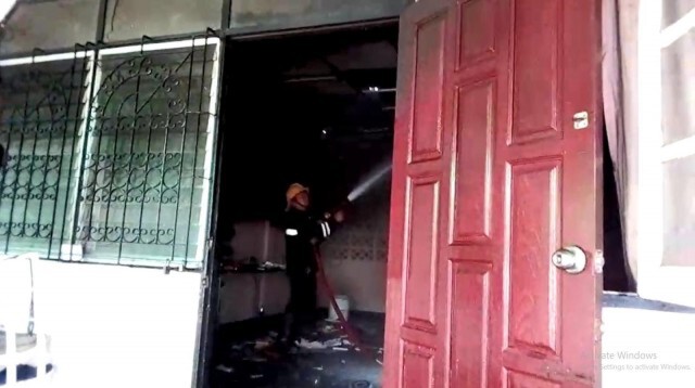 เกิดเหตุเพลิงไหม้ หนุ่มนักศึกษาหลับในบ้าน หวิดดับ