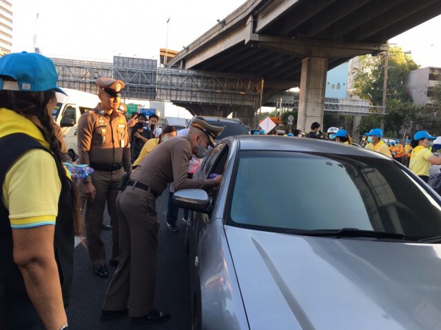 บก.จร. ร่วมกับเขตดินแดง และหมวดการทาง แจกหน้ากากป้องกับฝุ่นPM2.5