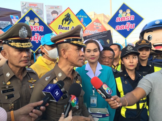 บก.จร. ร่วมกับเขตดินแดง และหมวดการทาง แจกหน้ากากป้องกับฝุ่นPM2.5