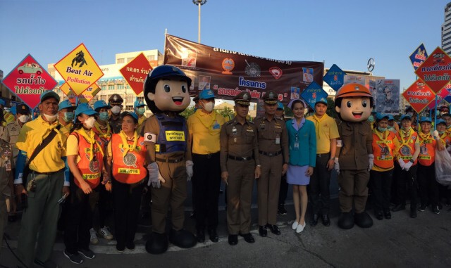 บก.จร. ร่วมกับเขตดินแดง และหมวดการทาง แจกหน้ากากป้องกับฝุ่นPM2.5