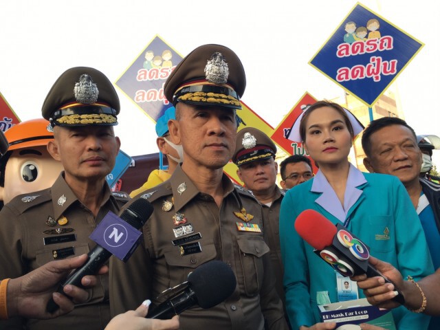 บก.จร. ร่วมกับเขตดินแดง และหมวดการทาง แจกหน้ากากป้องกับฝุ่นPM2.5