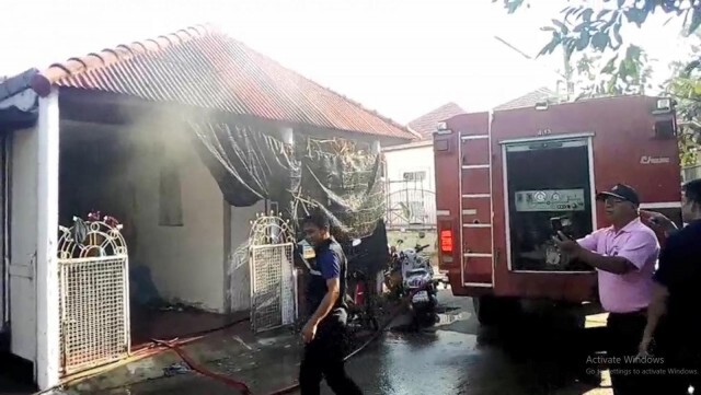 เกิดเหตุเพลิงไหม้ หนุ่มนักศึกษาหลับในบ้าน หวิดดับ
