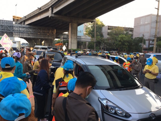 บก.จร. ร่วมกับเขตดินแดง และหมวดการทาง แจกหน้ากากป้องกับฝุ่นPM2.5