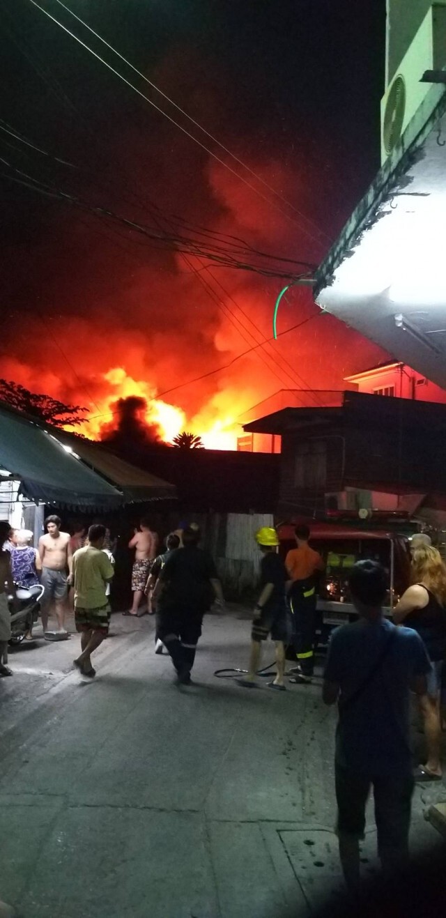 เพลิงไหม้ชุมชนริมทางรถไฟวุฒากาศ ชาวบ้านหนีเอาตัวรอดอลหม่าน