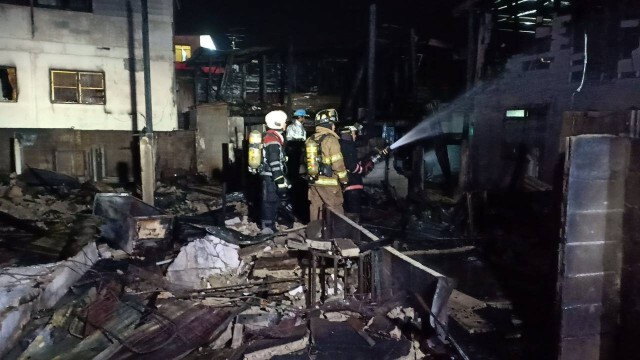 เพลิงไหม้ชุมชนริมทางรถไฟวุฒากาศ ชาวบ้านหนีเอาตัวรอดอลหม่าน