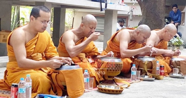 เผยภาพ "หลวงพี่โจ๊ก" ปฏิบัติกิจของสงฆ์ ทำวัตรเช้า บิณฑบาต
