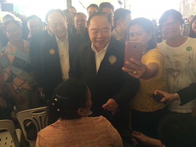 ประวิตร พบเกษตรกรสวนปาล์ม ยิ้มราคาทะลุ 7 บาท