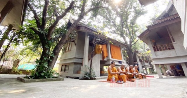 เผยภาพ "หลวงพี่โจ๊ก" ปฏิบัติกิจของสงฆ์ ทำวัตรเช้า บิณฑบาต