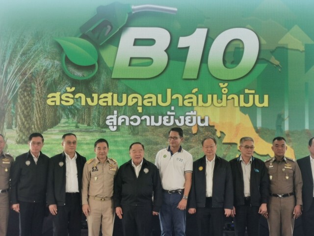 ประวิตร พบเกษตรกรสวนปาล์ม ยิ้มราคาทะลุ 7 บาท