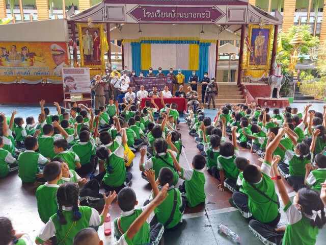 ตำรวจลาดพร้าว แจกหน้ากากอนามัยเด็ก-ครู