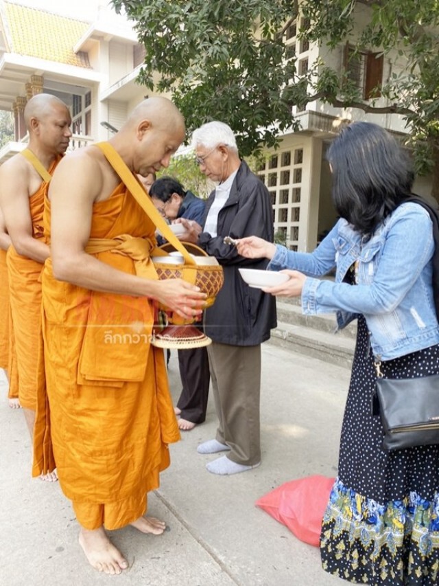 เผยภาพ "หลวงพี่โจ๊ก" ปฏิบัติกิจของสงฆ์ ทำวัตรเช้า บิณฑบาต