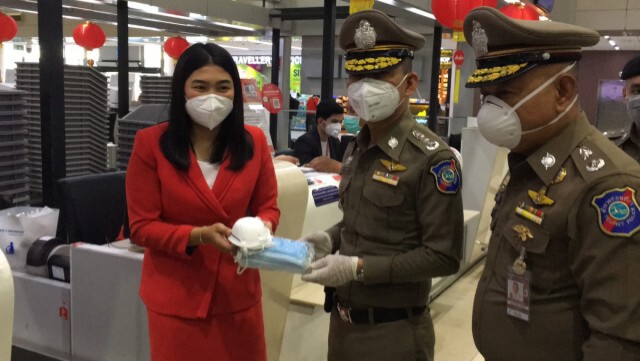 ตำรวจท่องเที่ยวแจกหน้ากาก 3.5 หมื่นชิ้น สกัด "ไวรัสโคโรนา"