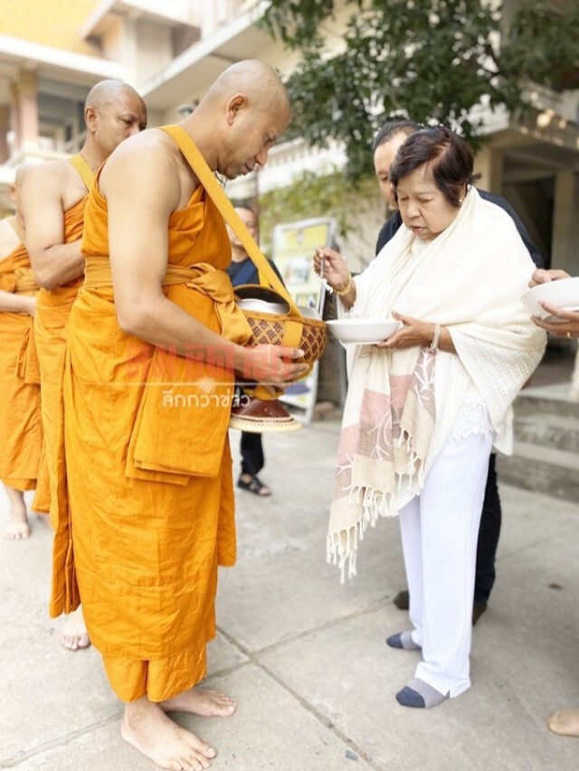เผยภาพ "หลวงพี่โจ๊ก" ปฏิบัติกิจของสงฆ์ ทำวัตรเช้า บิณฑบาต