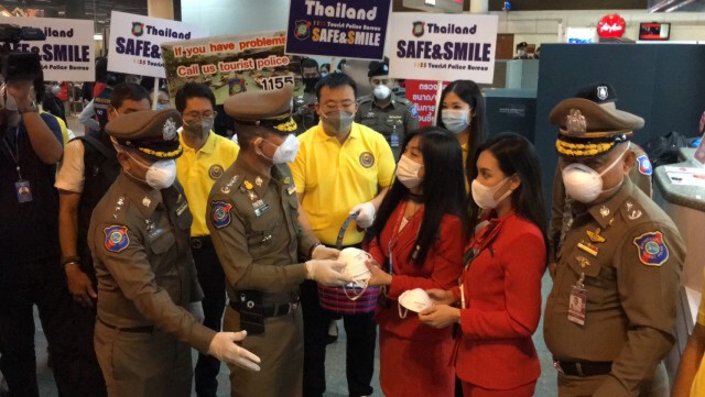 ตำรวจท่องเที่ยวแจกหน้ากาก 3.5 หมื่นชิ้น สกัด "ไวรัสโคโรนา"