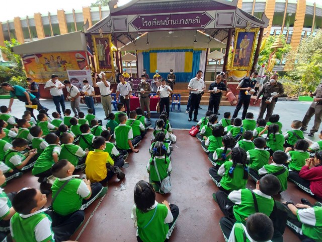 ตำรวจลาดพร้าว แจกหน้ากากอนามัยเด็ก-ครู