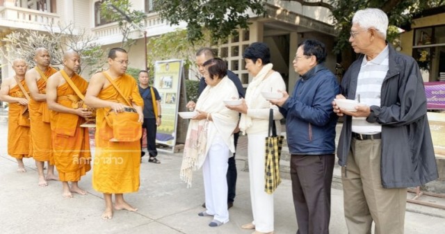 เผยภาพ "หลวงพี่โจ๊ก" ปฏิบัติกิจของสงฆ์ ทำวัตรเช้า บิณฑบาต