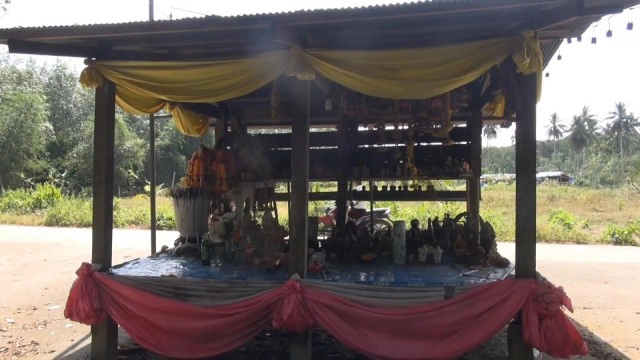 ศาลทวดขุนช้างตั้งอยู่บนถนนกลางสามแยกไม่เคยเกิดอุบัติเหตุ-ขออะไรได้ดังหวัง