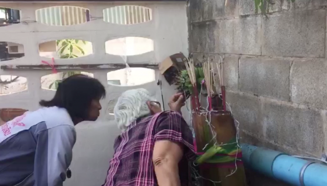 ชาวบ้านตะลึงต้นกล้วยออกลูก 6 หวี คอหวยรอบบ้านแห่เข้าจุดธูปกราบไหว้หวังขอเลขเด็ด