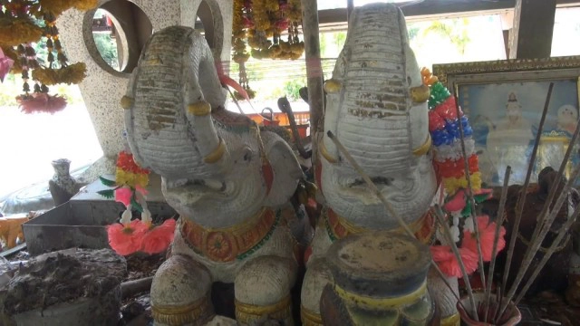 ศาลทวดขุนช้างตั้งอยู่บนถนนกลางสามแยกไม่เคยเกิดอุบัติเหตุ-ขออะไรได้ดังหวัง